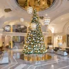 Le lobby de l'Hôtel de Paris Monte-Carlo à Noël, grand sapin doré sous la coupole et sols de marbre