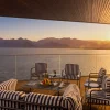 Terrasse de la Talya Royal Suite au coucher du soleil, salon de jardin rayé face à la baie d'Antalya et aux monts Beydağları