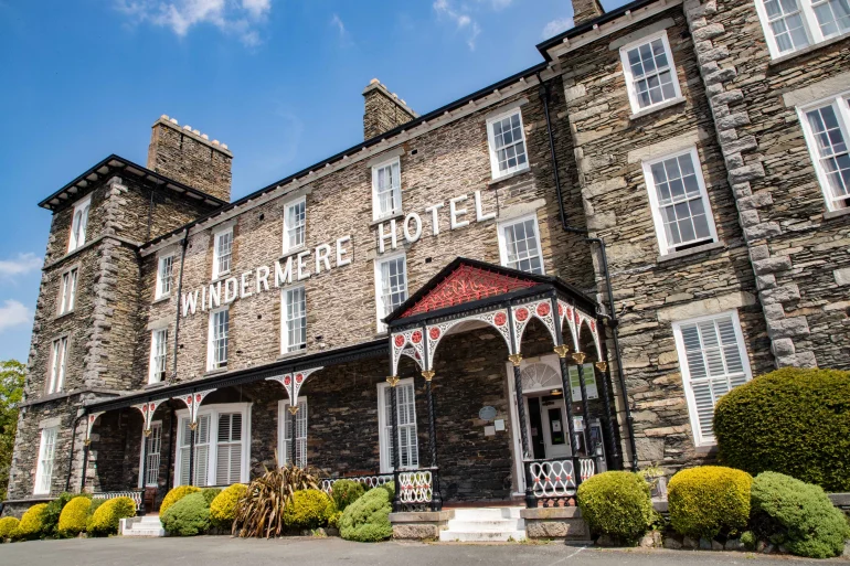 Façade en ardoise et véranda en fonte du Windermere Hotel, futur Elysium Windermere, avant les travaux