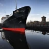 L'hôtel flottant Fingal, coque noire et rouge, amarré à Alexandra Dock dans le port de Leith à Édimbourg