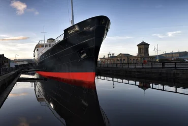 L'hôtel flottant Fingal, coque noire et rouge, amarré à Alexandra Dock dans le port de Leith à Édimbourg