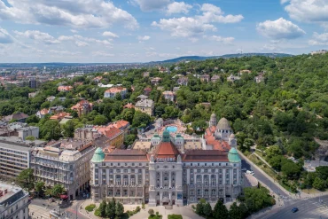 Vue aérienne de l'hôtel Gellért à Budapest, ses coupoles vertes et la colline Gellért boisée derrière
