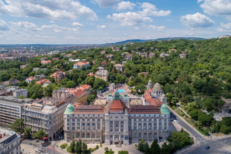 Une piscine sous verrière sur le toit : l’hôtel Gellért de Budapest rouvrira en 2028 en Mandarin Oriental
