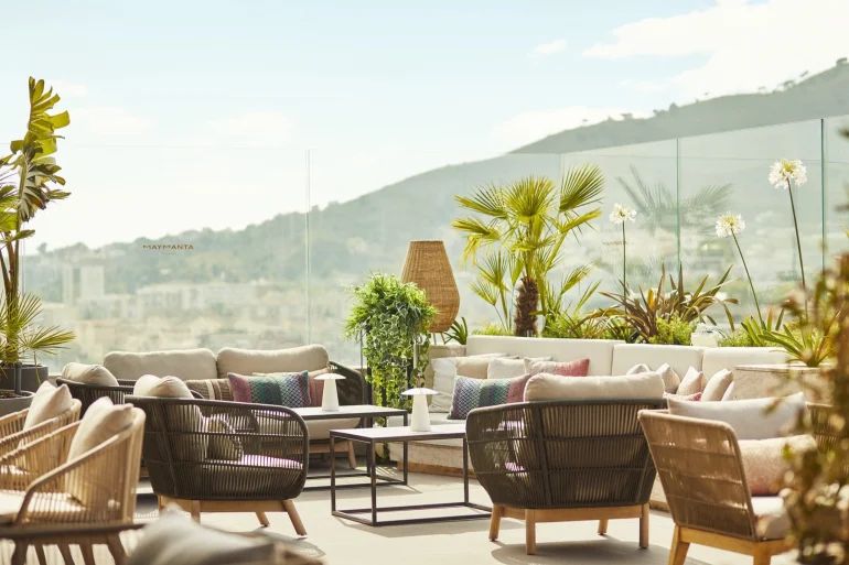 La terrasse sur le toit du Grand Hyatt Barcelona, restaurant Maymanta, face à la colline de Collserola