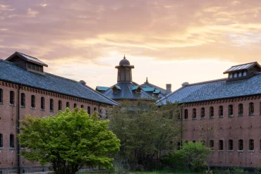 Les ailes en brique rouge de l'hôtel Hoshinoya Nara Prison au coucher du soleil, ancienne prison de Nara achevée en 1908