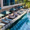 La piscine bordée de transats et de parasols de l'hôtel Hotel Indigo Turks & Caicos Grace Bay, à Providenciales