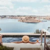 La piscine privée de La Maison, à l'hôtel Iniala Valletta, face au Grand Harbour et au fort Saint-Ange à Malte