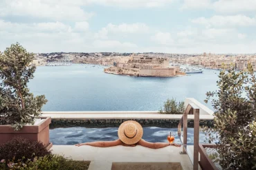 La piscine privée de La Maison, à l'hôtel Iniala Valletta, face au Grand Harbour et au fort Saint-Ange à Malte