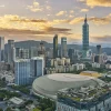 Vue aérienne de Taipei au coucher du soleil, le Taipei Dome et la tour Taipei 101 dans le district de Xinyi