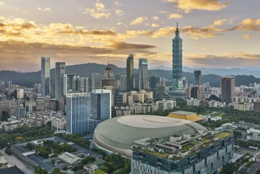 Vue aérienne de Taipei au coucher du soleil, le Taipei Dome et la tour Taipei 101 dans le district de Xinyi