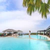 La piscine à débordement de La Toubana Hôtel & Spa, son bar et le restaurant Le Grand Bleu face à la mer des Caraïbes, à Sainte-Anne