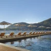 La piscine flottante de l'hôtel The Lake Como EDITION sur le lac de Côme, face aux montagnes