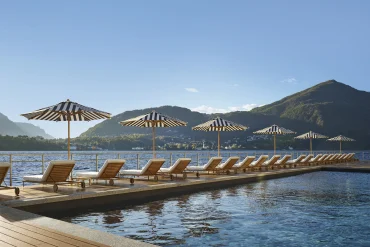 La piscine flottante de l'hôtel The Lake Como EDITION sur le lac de Côme, face aux montagnes