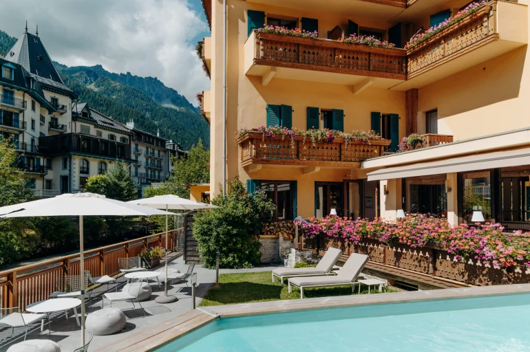 L’hôtel Le Lyret à Chamonix change de mains : 37 chambres et six artistes, deux ans après sa renaissance