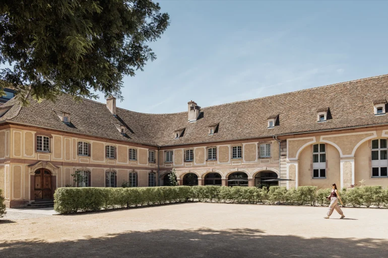La cour d'honneur et les écuries du XVIIIe siècle de l'hôtel Les Haras à Strasbourg