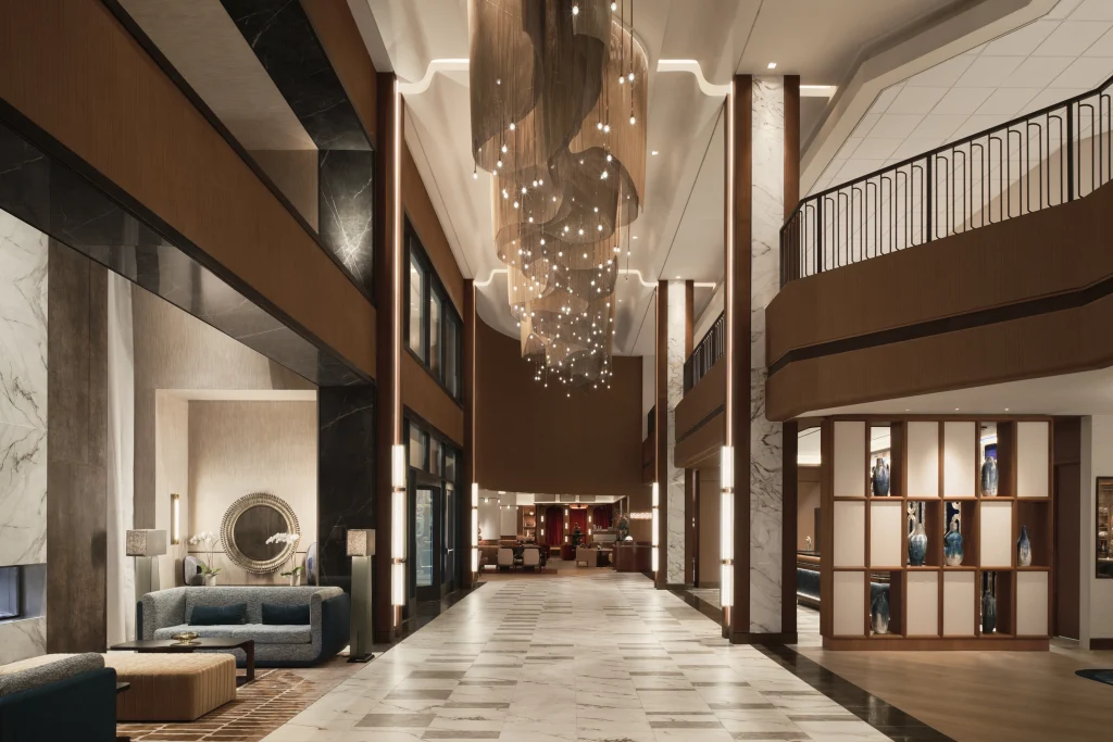 O hotel Loews Nashville at Vanderbilt Plaza se reinventa: lustre de 16 metros e jantares com show