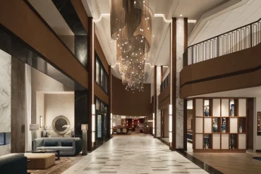 Le lobby rénové du Loews Nashville Hotel at Vanderbilt Plaza et son lustre sculptural de 16 mètres