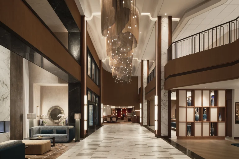 L’hôtel Loews Nashville at Vanderbilt Plaza se réinvente : un lustre de 16 mètres et des dîners-concerts