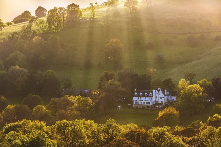 Le Losehill House Hotel & Spa, maison blanche nichée au pied de Lose Hill dans la vallée de Hope, Peak District