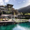 Façade de l'hôtel Lürzerhof à Untertauern avec ses deux nouveaux étages, le Sky Pool en porte-à-faux et le lac de baignade naturel