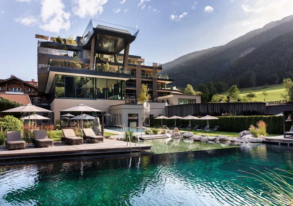 Nager à 33 °C face aux sommets enneigés : l&rsquo;hôtel Lürzerhof, en Autriche, vit le premier hiver de son Sky Spa