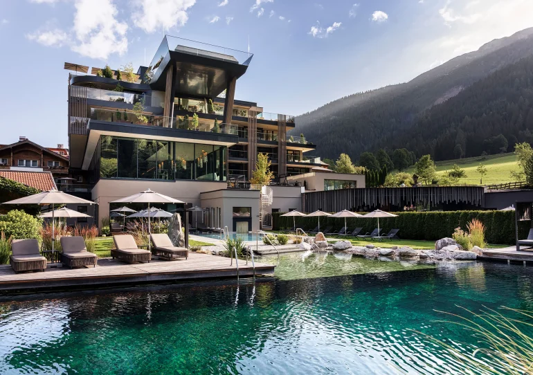 Nager à 33 °C face aux sommets enneigés : l’hôtel Lürzerhof, en Autriche, vit le premier hiver de son Sky Spa