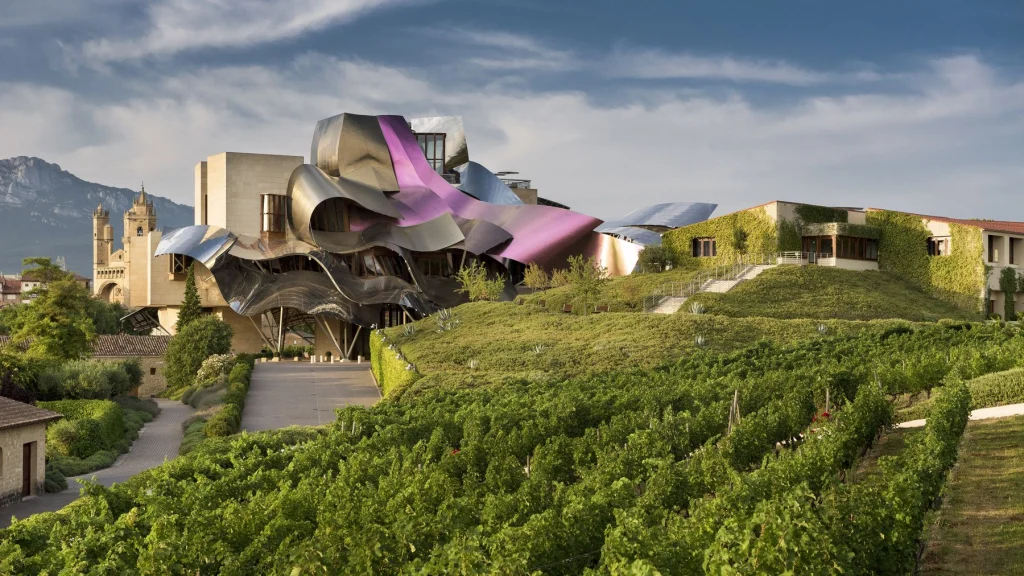 El hotel Marqués de Riscal cumple 20 años: la botella de 1929 que sedujo a Frank Gehry en la Rioja