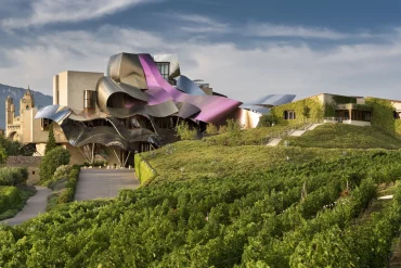 L'hôtel Marqués de Riscal de Frank Gehry au milieu des vignes d'Elciego, en Rioja Alavesa