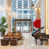 Le hall à lustres de cristal et piano à queue de l'actuel Hyatt Vancouver Downtown Alberni, futur Park Hyatt Vancouver