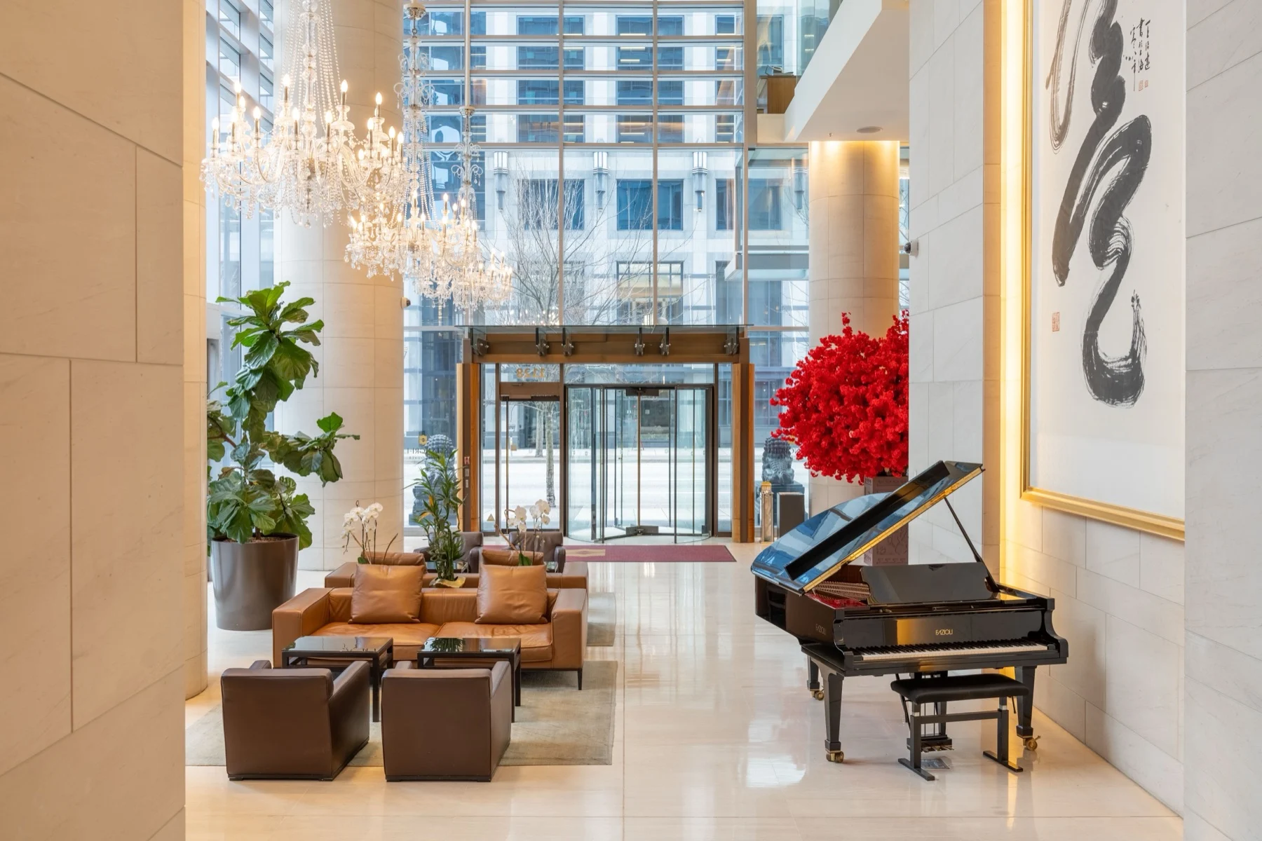 Le hall à lustres de cristal et piano à queue de l'actuel Hyatt Vancouver Downtown Alberni, futur Park Hyatt Vancouver