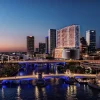 Rendu de la tour Pendry Tampa illuminée au crépuscule au bord de la rivière Hillsborough, à Tampa