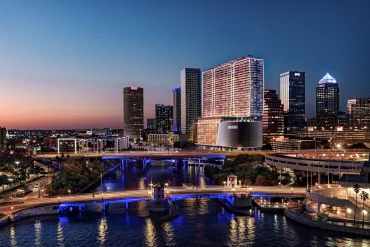 Rendu de la tour Pendry Tampa illuminée au crépuscule au bord de la rivière Hillsborough, à Tampa