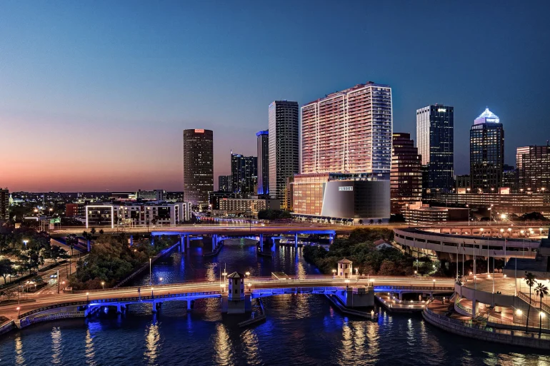 Rendu de la tour Pendry Tampa illuminée au crépuscule au bord de la rivière Hillsborough, à Tampa