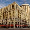 Façade néo-romane de The Pfister Hotel à Milwaukee avec sa tour ronde et ses auvents rouges
