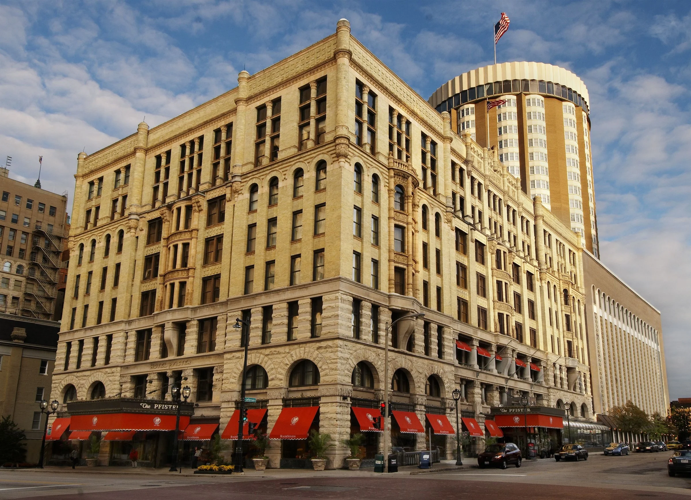 Façade néo-romane de The Pfister Hotel à Milwaukee avec sa tour ronde et ses auvents rouges