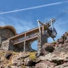 L'Hôtellerie des Laquets et la cabine de son téléphérique privatif, sous le Pic du Midi de Bigorre