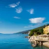 L'Hotel Kvarner à Opatija, façade jaune néoclassique au bord de l'Adriatique, sur la riviera où a été tournée la série Hotel Portofino