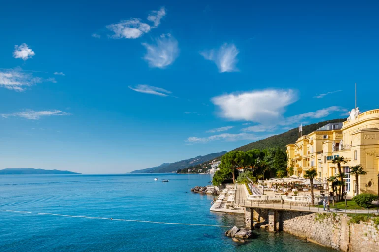 L'Hotel Kvarner à Opatija, façade jaune néoclassique au bord de l'Adriatique, sur la riviera où a été tournée la série Hotel Portofino