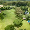 Vue aérienne de Puerto Valle Hotel de Esteros, son parc et sa piscine au bord du fleuve Paraná, dans la province de Corrientes