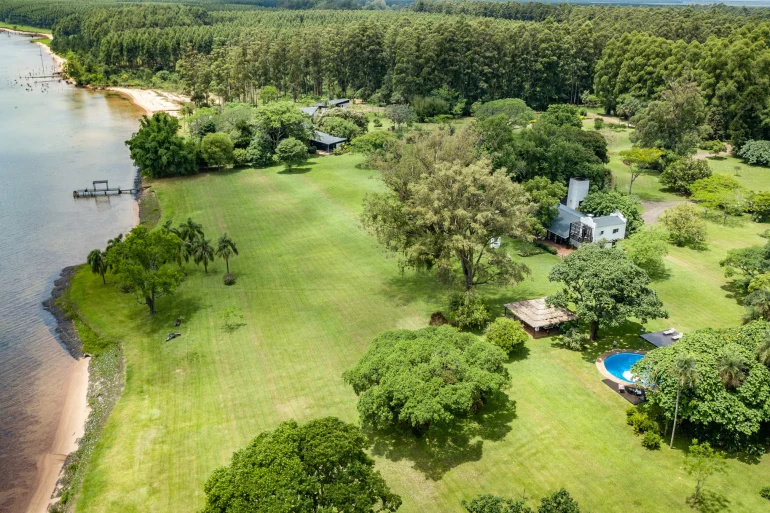 Vue aérienne de Puerto Valle Hotel de Esteros, son parc et sa piscine au bord du fleuve Paraná, dans la province de Corrientes