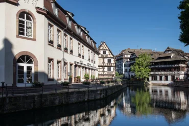 La façade de l'Hôtel & Spa Régent Petite France au bord de l'Ill à Strasbourg