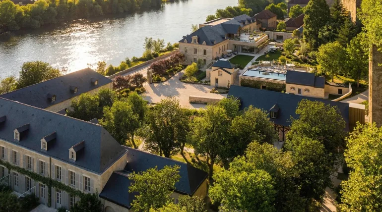 L’hôtel Le Relais d’Amboise ouvre avec 63 chambres et un spa troglodytique face au château