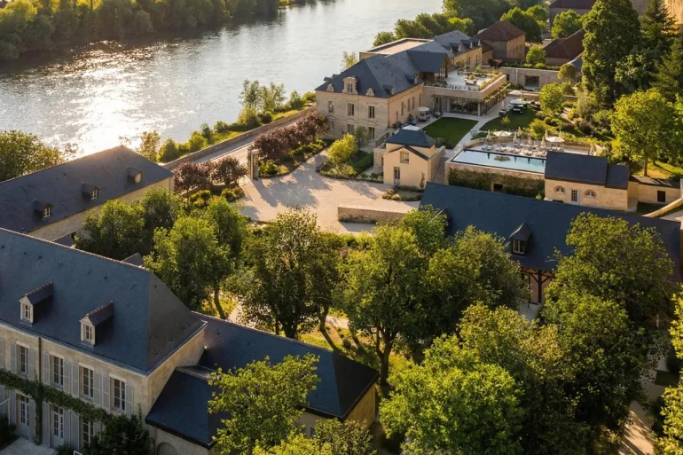 Vue aérienne du Relais d'Amboise, ses maisons en tuffeau et sa piscine au bord de la Loire