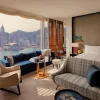 Chambre Grand Harbour View King du Rosewood Hong Kong avec vue sur la baie de Victoria et l'île de Hong Kong