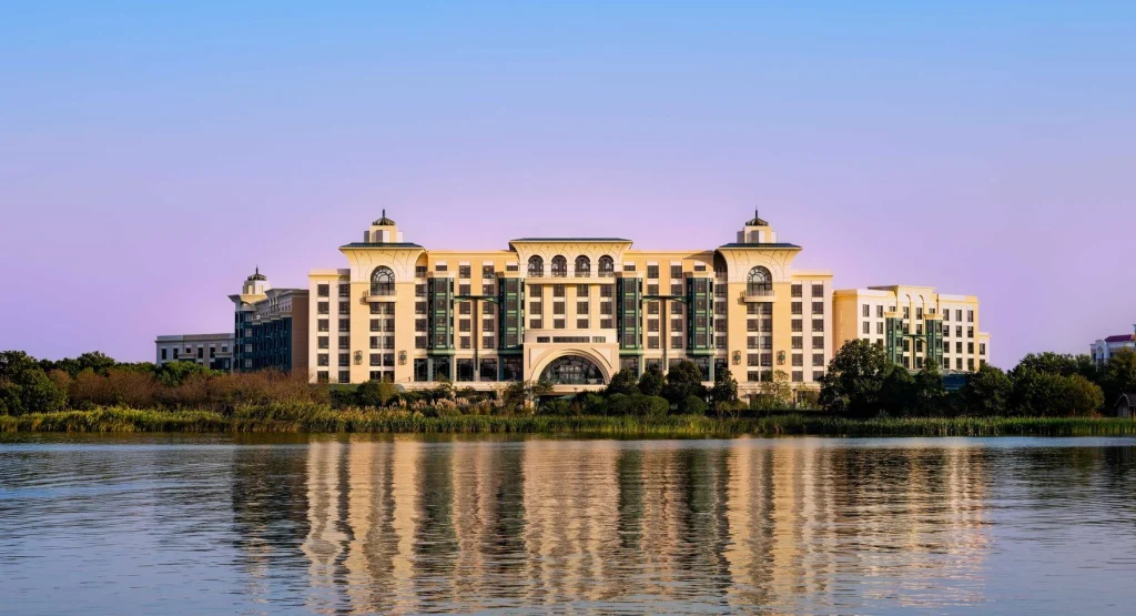 Das Hotel Shanghai Disney Enchanted Star in Shanghai öffnet am 16. Dezember: 400 Jugendstilzimmer am See