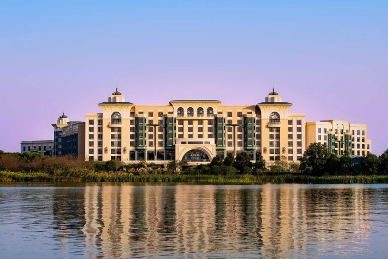 La façade Art nouveau du Shanghai Disney Enchanted Star Hotel au bord du lac Wishing Star