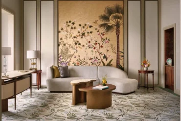 Salon de la Shangri-La Suite de la Valley Wing du Shangri-La Singapore, canapé courbe et panneau peint de palmiers