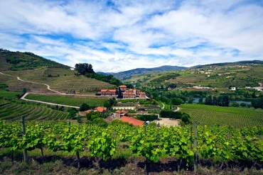 Le manoir du Six Senses Douro Valley entouré de vignes en terrasses au-dessus du Douro, au Portugal