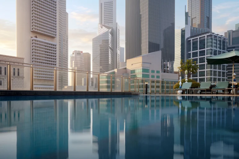 La piscine sur le toit de l'Hotel Stripes Singapore Chinatown face aux tours du Central Business District