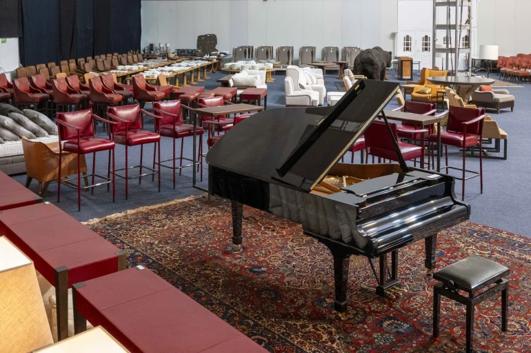 L’hôtel The Alpina Gstaad vend un millier de meubles du 10 au 14 octobre, piano Steinway compris